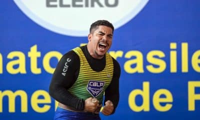 Na imagem, Pedro Greco vibrando após quebrar recorde de levantamento.