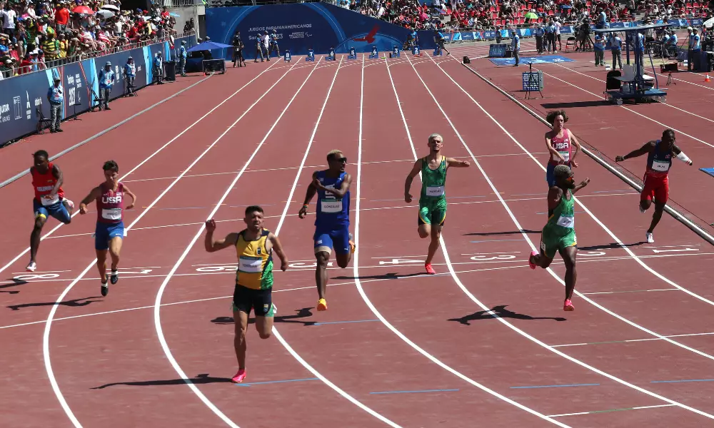 Atletas cruzam a linha de chegada nos 100m T47 no Parapan de Santiago