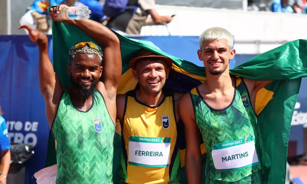 Washington Alves, o Shitão, Petrúcio e José Alexandre Martins posam para foto com a bandeira do Brasil