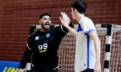 Na imagem, goleiro e defensor do Pinheiros comemorando.