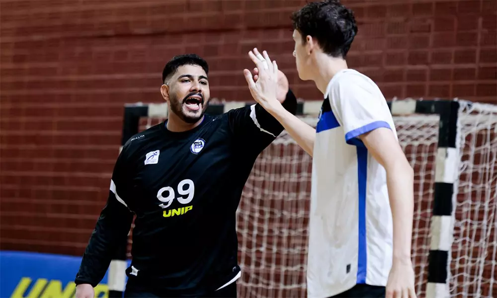 Na imagem, goleiro e defensor do Pinheiros comemorando.