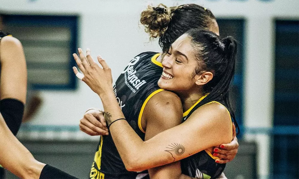 Na imagem, jogadoras do Praia Clube se abraçando.