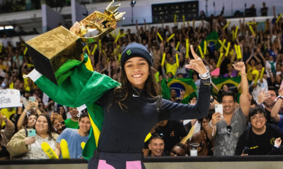 Rayssa Leal com o título do Super Crown de skate street