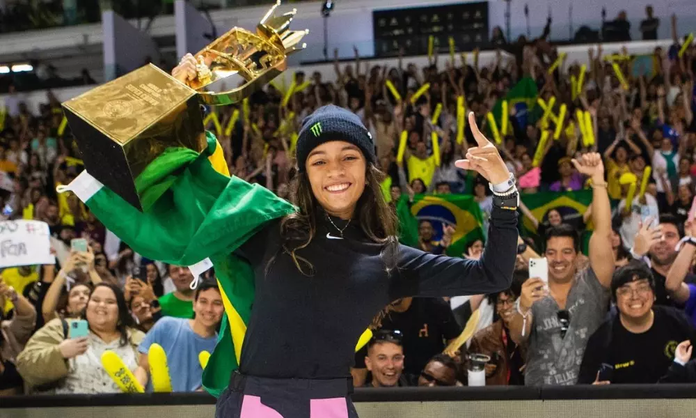 Rayssa Leal com o título do Super Crown de skate street