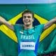 Renan Gallina comemora a conquista da medalha de ouro nos 200 m rasos masculino nos Jogos Pan-Americano de Santiago-2023