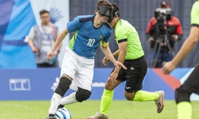 Na imagem, Ricardinho, com a 10 do Brasil, driblando adversário.