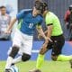 Na imagem, Ricardinho, com a 10 do Brasil, driblando adversário.