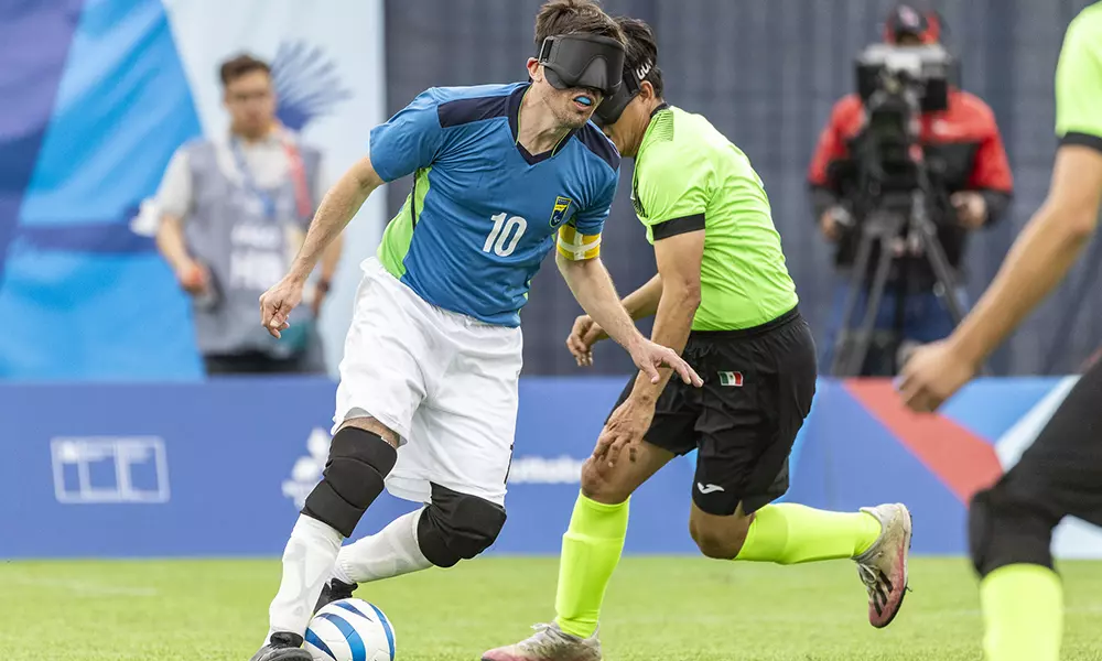Na imagem, Ricardinho, com a 10 do Brasil, driblando adversário.