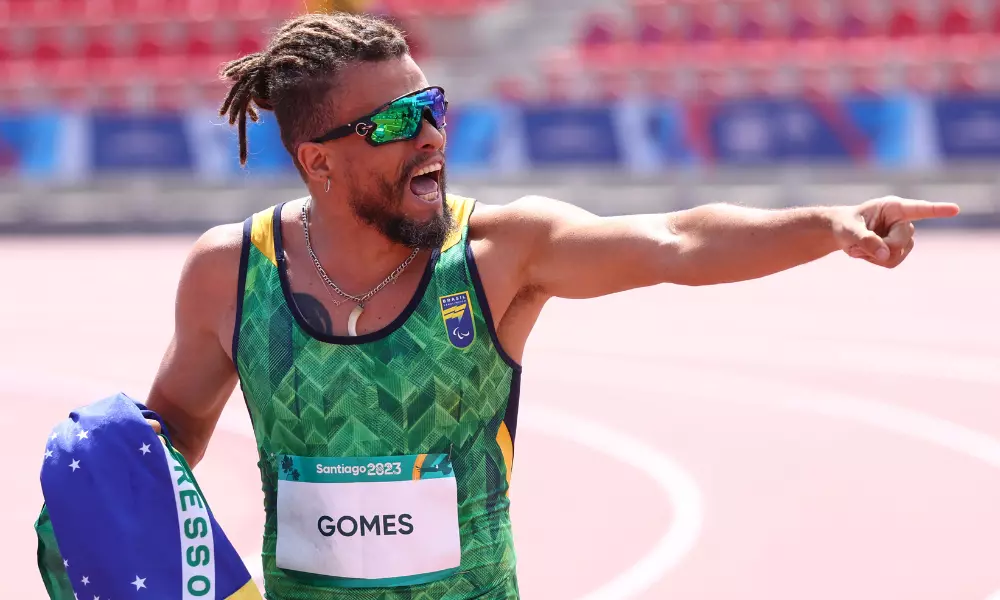 Ricardo Mendonça vibra com primeiro ouro nos 100m no Parapan de Santiago-2023; Fabrício Barros