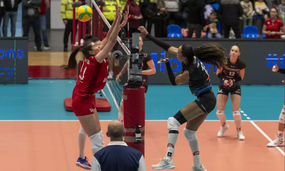 Roberta e Amanda em ação pelo LKS Lodz na Champions League de vôlei feminino