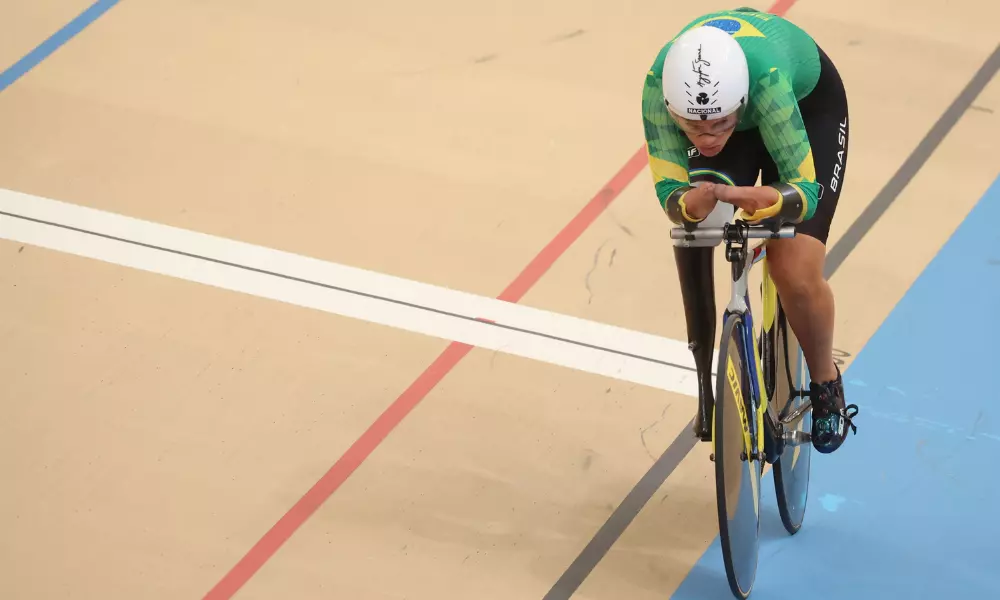 Sabrina Custódia durante disputa do contrarrelógio no ciclismo de pista do Parapan de Santiago-2023