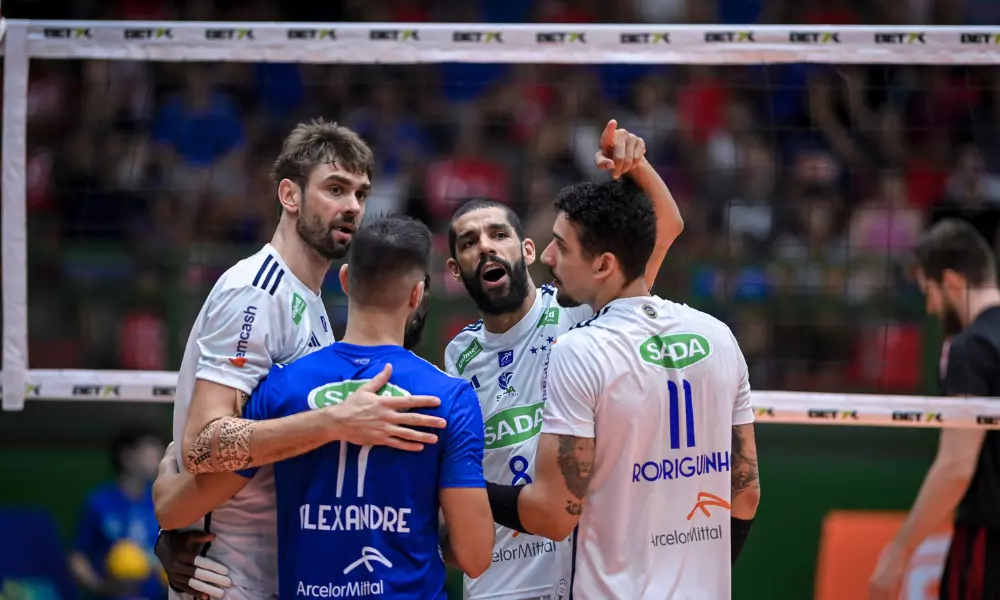 Jogadores do Sada Cruzeiro se abraçam em comemoração após vitória na Superliga de vôlei masculino; Vôlei Renata
