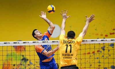 Felipe Roque em ação no duelo entre São José e Vedacit Guarulhos na Superliga de vôlei masculino