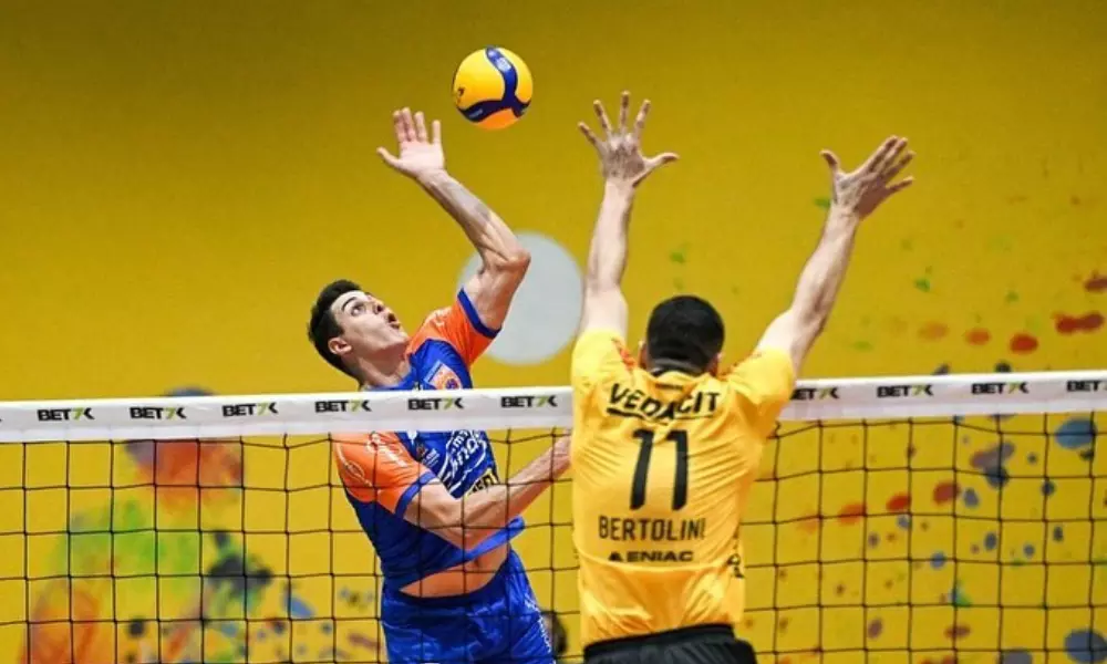 Felipe Roque em ação no duelo entre São José e Vedacit Guarulhos na Superliga de vôlei masculino