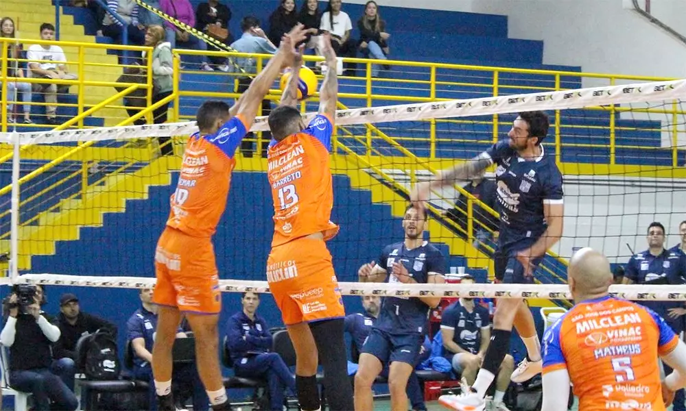 Na imagem, jogadores do São José montam bloqueio duplo.
