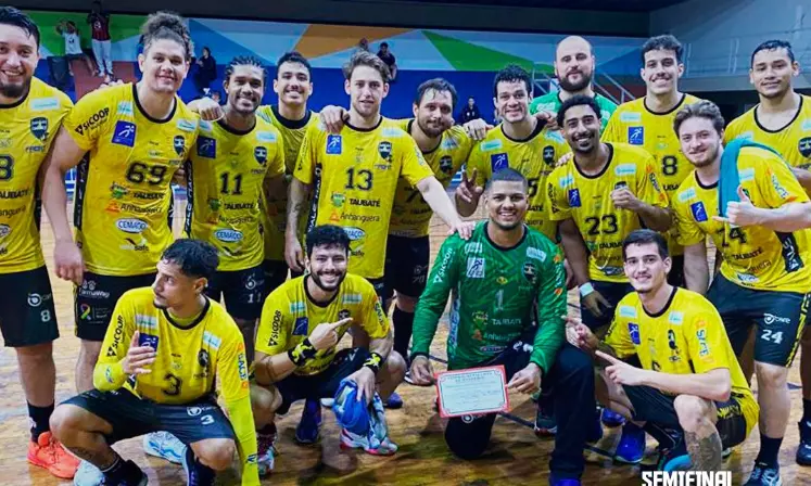 Na imagem, time reunido do Taubaté comemorando.
