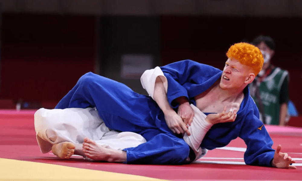 Thiego Marques aplica golpe durante Jogos Paralímpicos de Tóquio 2020 Foto Takuma MatsushitaCPB