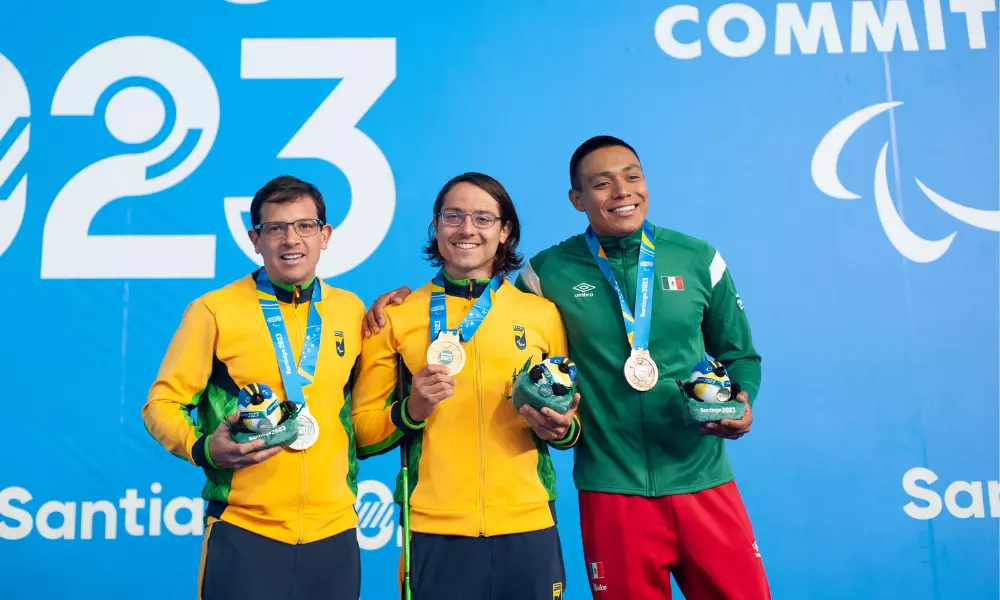 Thomaz (à esquerda) e Douglas (à direita) no pódio do Parapan