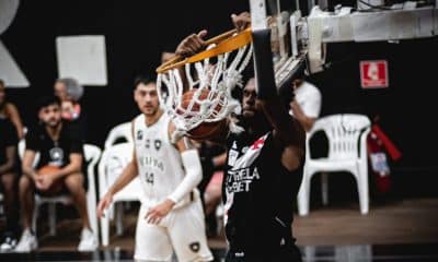 Na imagem, jogador do Vasco enterrando a bola na cesta do Botafogo.