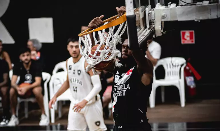 Na imagem, jogador do Vasco enterrando a bola na cesta do Botafogo.