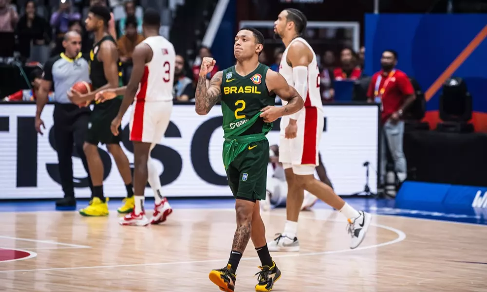 Yago comemora durante partida do Brasil contra o Canadá na Copa do Mundo de basquete