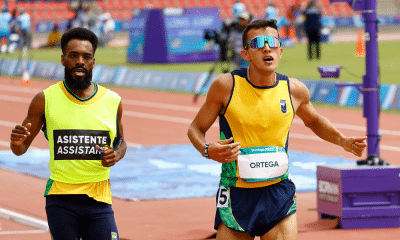 Yeltsin Jacques e o guia Guilherme dos Anjos conquistam ouro nos 5.000m T11 no atletismo do Parapan de Santiago-2023 ; Izabela Campos também faturou (Marcelo Hernandez/Santiago 2023)