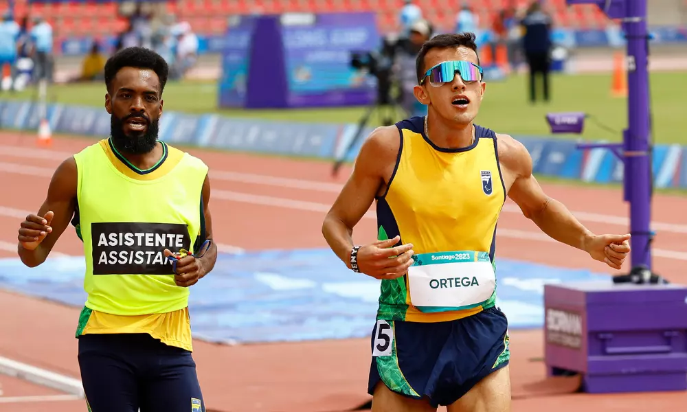 Yeltsin Jacques e o guia Guilherme dos Anjos conquistam ouro nos 5.000m T11 no atletismo do Parapan de Santiago-2023 ; Izabela Campos também faturou (Marcelo Hernandez/Santiago 2023)