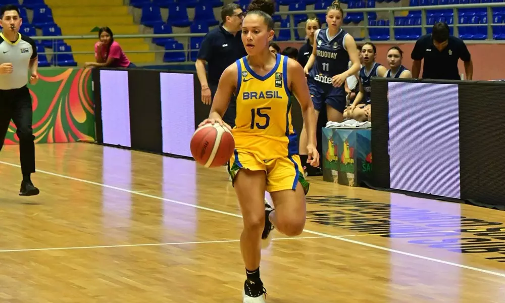 Jogadora do Brasil conduz a bola no jogo contra a Argentina no Sul-Americano Sub-17 de futebol feminino