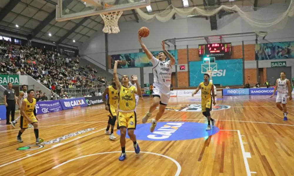 Lance do jogo entre Caxias e Mogi Basquete no NBB
