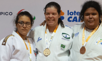 Deanne de Almeida, no centro do pódio do grand prix, cercada pelas outras medalhistas da sua categoria