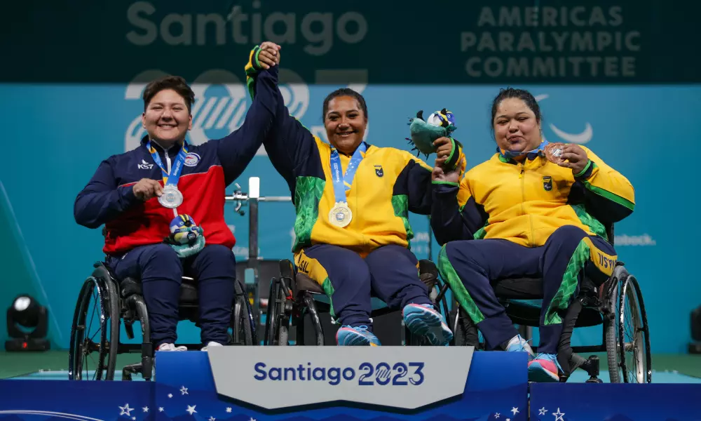Tayana Medeiros e Edilânia Araújo junto com chilena no pódio do halterofilismo no Parapan