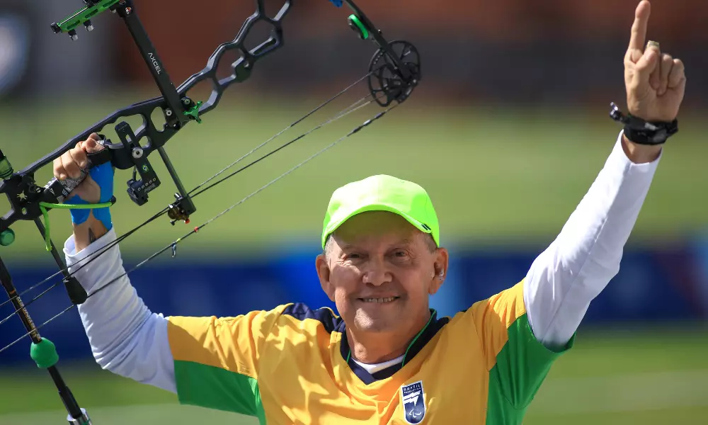 Eugênio Franco ergue seu arco para comemorar o ouro nos Jogos Parapan-Americanos de Santaigo