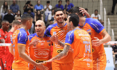 Jogadores do Farma Conde São José comemoram ponto contra o Sesi Bauru na Superliga Masculina de vôlei