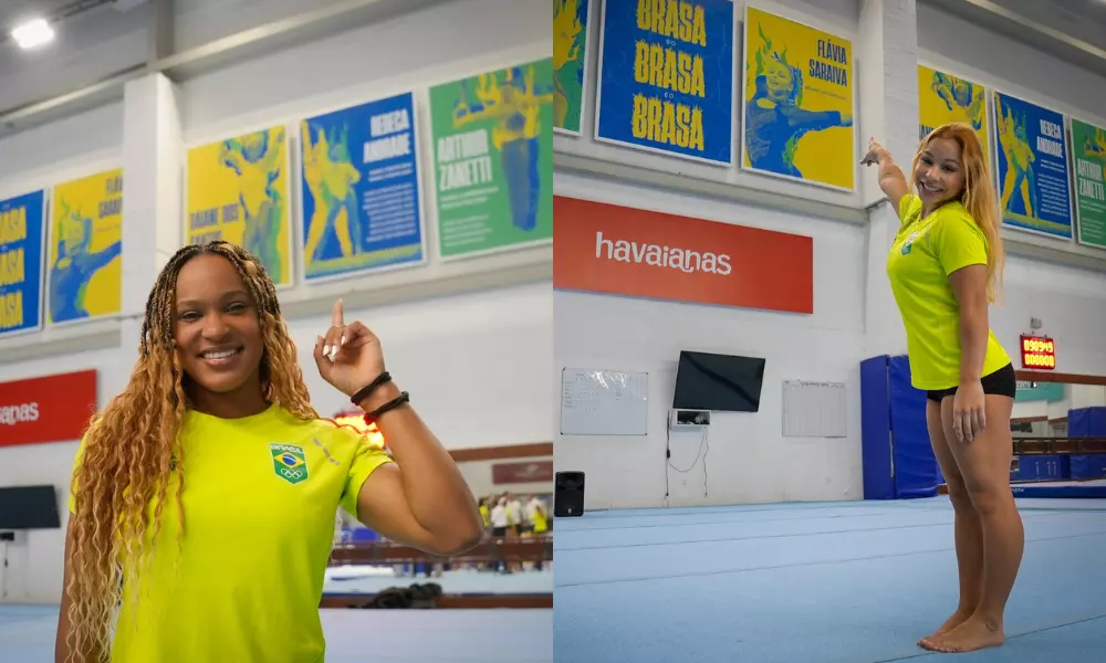 Rebeca Andrade e Flávia Saraiva posam para fotos em frente a seus painéis