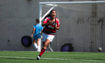 Jogadora do Flamengo comemora gol no Brasileiro Sub-17 de futebol feminino