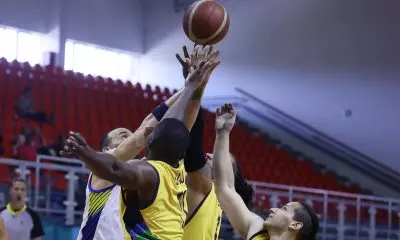 Na imagem, jogadores de Brasil e Itália disputam rebote durante o Mundial de basquete em cadeira de rodas | Foto: Divulgação/CBBC tabela basquete em cadeira de rodas masculino basquete em CR masculino jogos parapan-americanos santiago 2023