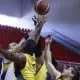 Na imagem, jogadores de Brasil e Itália disputam rebote durante o Mundial de basquete em cadeira de rodas | Foto: Divulgação/CBBC tabela basquete em cadeira de rodas masculino basquete em CR masculino jogos parapan-americanos santiago 2023