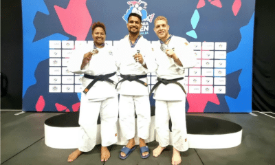 Atletas do Brasil no pódio do Open de Perth de judô, com Leonardo Gonçalves ouro