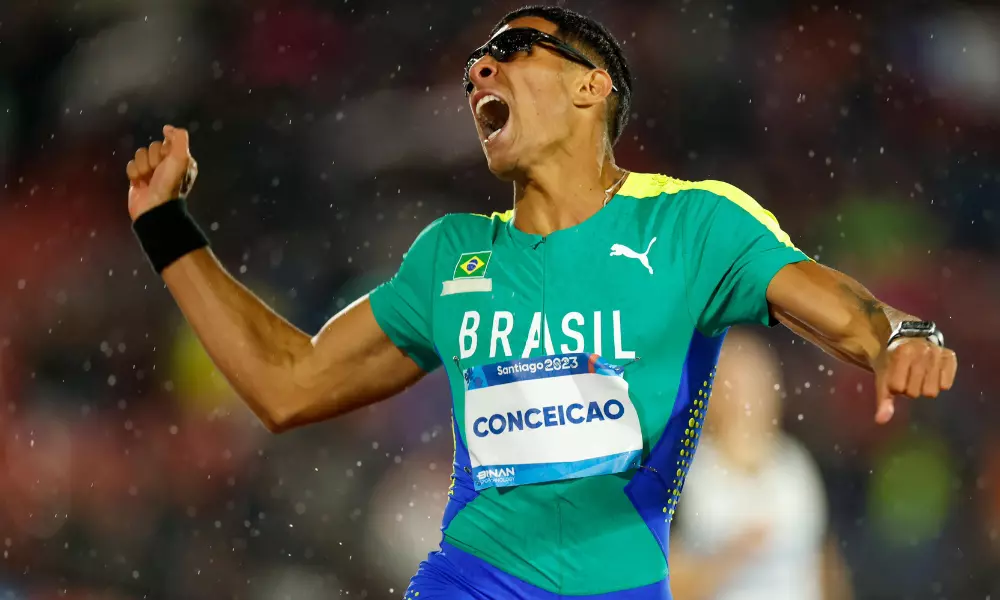 Lucas Vilar comemora o ouro ao cruzar a linha de chegada ddos 400m rasos dos Jogos Pan-Americanos de Santiago