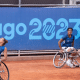 Maria Fernanda Alves joga a bola no ar para sacar. Meirycoll Duval observa no fundo. Partida da final dos Jogos Parapan-Americanos