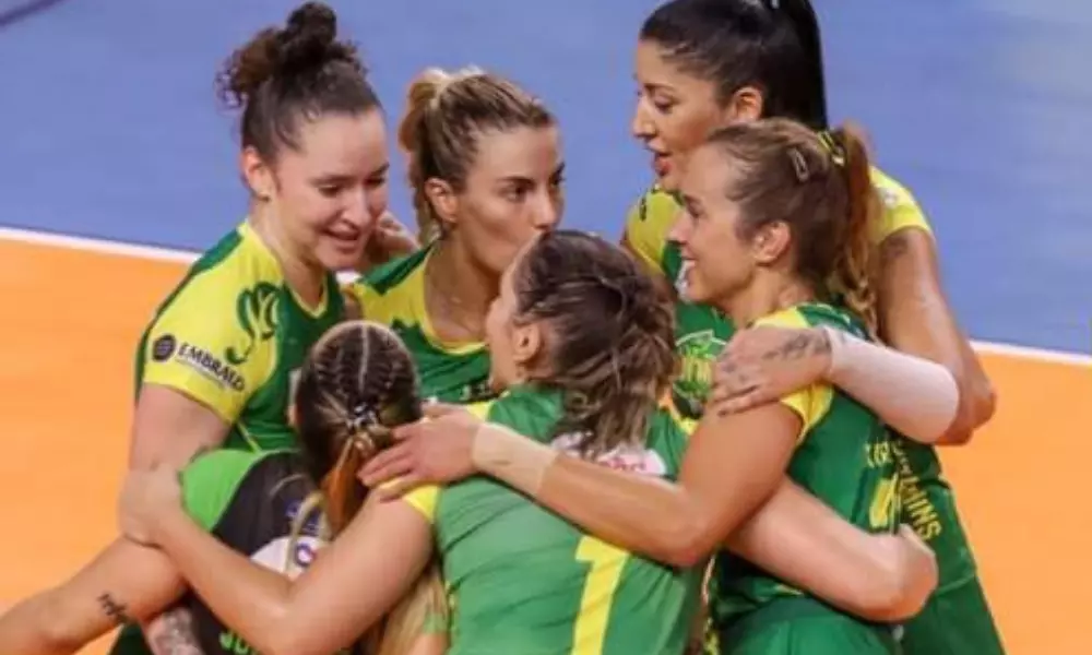 Jogadoras do Unilife Maringá comemoram ponto contra Osasco na Superliga