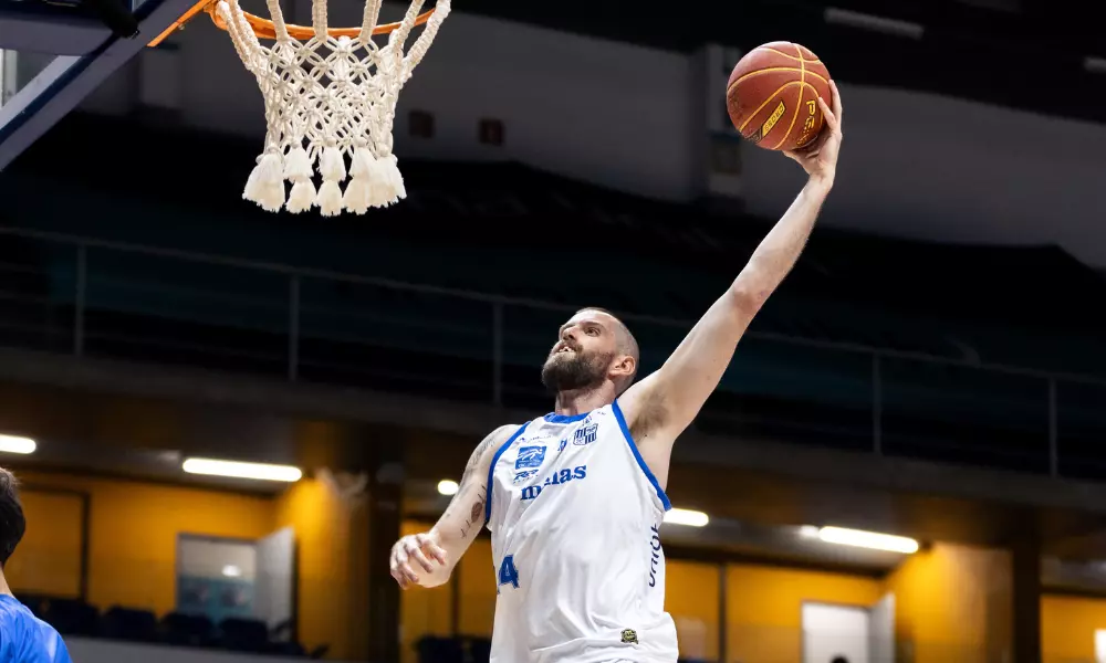 Atleta do Minas tenta enterrada em partida do NBB