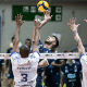 Marcus, do Minas, ataca contra o bloqueio do Joinville na Superliga Masculina de vôlei