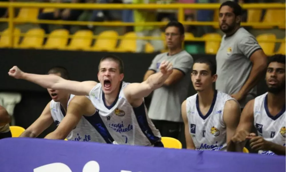 Atletas do Mogi Basquete comemoram vitória sobre o Botafogo no NBB