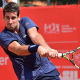 Orlando Luz faz um backhand de duas mãos no Challenger de Lima