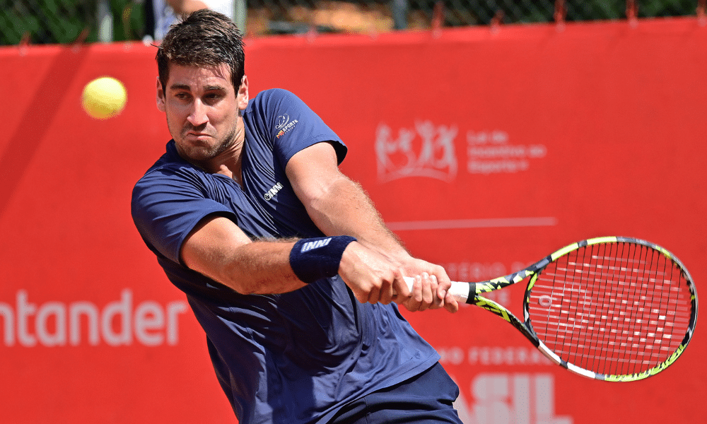 Orlando Luz faz um backhand de duas mãos no Challenger de Lima
