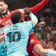 Thiagus Petrus, do Barcelona, bloqueia atacante adversário em jogo da Champions League de handebol masculino