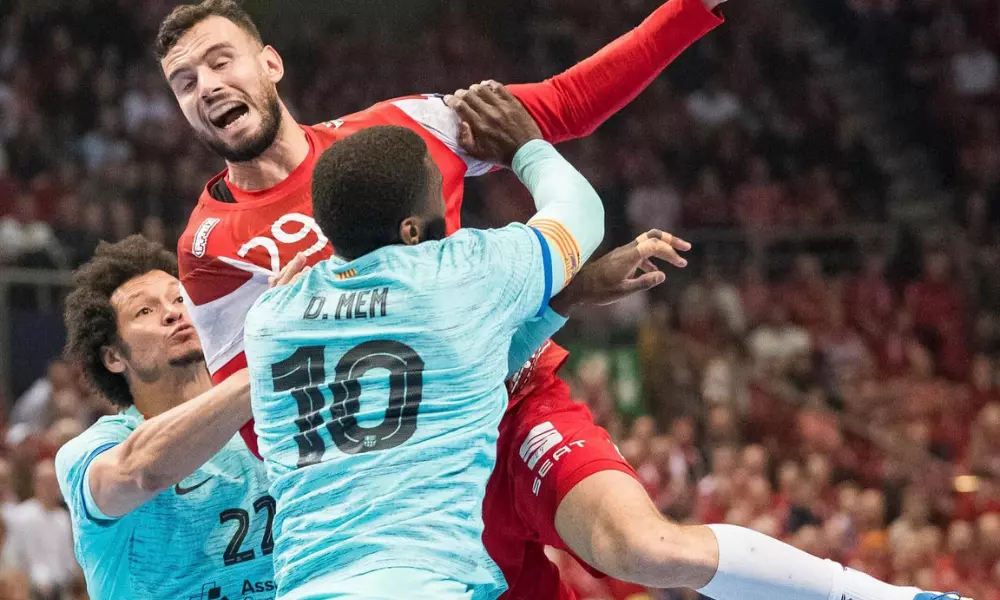 Thiagus Petrus, do Barcelona, bloqueia atacante adversário em jogo da Champions League de handebol masculino