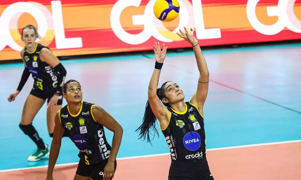 Naiane, do Praia Clube, faz um levantamento no jogo contra o Bluvôlei na Superliga feminina de vôlei