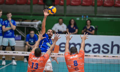 Wallace, do Sada Cruzeiro, ataca por cima do bloqueio do Monte Carmelo em jogo da Superliga Masculina de Vôlei